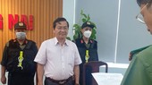执法警员向嫌犯陈明雄(白衣)宣读扣押令。(图:警方提供)