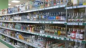图为俄罗斯一超市货架上摆满各种各类酒精饮料。(图:互联网)