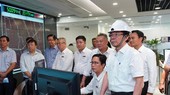 市委书记阮文年参观市电力系统调度中心。(图:黄雄)