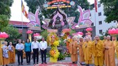市人委会主席潘文迈(前左四)亲往释广德菩萨公园敬献鲜花并上香缅怀释广德菩萨。(图:觉悟报)