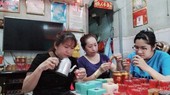 蜡烛生产合作组在制作蜡烛。