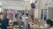 坊干部正为民众办理行政手续。