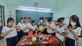 五年级老师正在教学生折花灯。