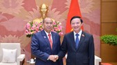 国会副主席阮克定(右)接见老挝国会民族委员会主任坎贝‧丹拉。
