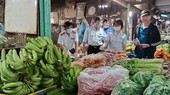在守德集散市场进行食品安全检查。