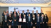 双方签署合作协议后同与会代表合影。(图:越通社)