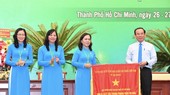 市委书记阮文年向市农民协会颁发政府竞赛锦旗。