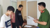 公安员向两名歹徒宣读起诉状。(图:福清)