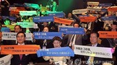 9月27日,在首尔广场酒店,韩国举行第一届离散家属日纪念活动。前排左起依次是弃朝投韩的太永浩议员、宋容顺、金暎浩。(图:韩联社)