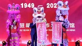 市人委会副主席武文欢(左)和中国驻本市总领事魏华祥接受贺语。