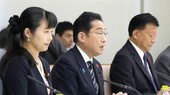 10月2日,日本首相岸田文雄在“儿童未来战略会议”上致辞。左侧为儿童政策担当相加藤鲇子,右侧为经济再生担当相新藤义孝。摄于首相官邸。(图:共同社)