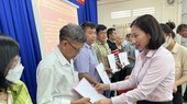 Chủ tịch UBND huyện Củ Chi Phạm Thị Thanh Hiền trao quyết định đền bù cho người dân