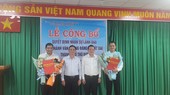 Ông Nguyễn Toàn Thắng - Giám đốc Sở TNMT (thứ 2 từ phải qua) và ông Nguyễn Kỳ Phùng, Phó Chủ tịch TP Thủ Đức tặng hoa chúc mừng ông Quân (bìa phải) và ông Phương (bìa trái)