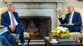 Ông J.Biden và ông McCarthy tại một cuộc thảo luận về trần nợ công. Ảnh: AP