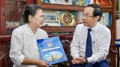 Bí thư Thành ủy Nguyễn Văn Nên thăm, chúc mừng các nhà giáo lão thành