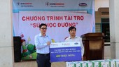 Ông Vũ Quang Sáng, Chủ tịch Công đoàn EVNGENCO3 (ảnh trái) trao biểu trưng tài trợ cho Trường Tiểu học Vĩnh Tiến.