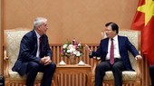 Deputy PM Trinh Dinh Dung (R) receives Chairman and CEO of Canada's Transportation Vision Group Richard Courey in Hanoi (Photo: http://news.chinhphu.vn)