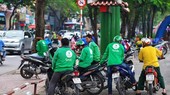Vietnamese Grab bike riders wait for passengers in HCM City. (Photo: vietcetera.vn)