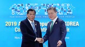 Korean President Moon Jae-in (R) and his Philippine counterpart Rodrigo Duterte (Source: YONHAP/VNA)