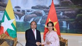 Prime Minister Nguyen Xuan Phuc (L) and State Counsellor of Myanmar Aung San Suu Kyi (Photo: VNA)