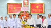 Trưởng Ban Tuyên giáo Trung ương thăm, chúc mừng các cơ sở y tế trên địa bàn TPHCM