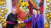 Chủ tịch Quốc hội Nguyễn Thị Kim Ngân tặng hoa chúc mừng Giáng sinh Tổng Giáo phận Huế