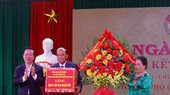 Thường trực Ban Bí thư Võ Văn Thưởng tặng quà tại Ngày hội Đại đoàn kết toàn dân tộc “Kết nối cộng động- chung tay giảm nghèo bền vững tại Tổ dân phố 1, phường An Hòa, TP Huế