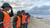 Lực lượng BĐBP có mặt tại bãi biển Thuận An tìm kiếm sinh viên mất tích.