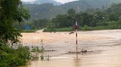 Cầu tràn bắc qua sông Ngàn Sâu vào bản Rào Tre (ở xã Hương Liên, huyện Hương Khê, Hà Tĩnh) đã bị ngập nước sâu, gây chia cắt hoàn toàn