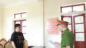 Cơ quan Cảnh sát điều tra Công an Hà Tĩnh đọc quyết định khởi tố bị can, lệnh bắt tạm giam đối với Huỳnh Lưu Hữu Minh. Ảnh: Công an Hà Tĩnh