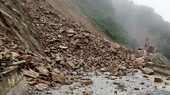 Hà Tĩnh: Sạt lở trên Quốc lộ 8A, đường lên cửa khẩu quốc tế Cầu Treo bị ách tắc