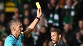 Neymar phải nhận thẻ vàng vì hành động ngã vờ. Ảnh Getty Image