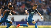 Niềm vui của Dennis Geiger (phải) sau khi ghi bàn vào lưới Schalke. Ảnh: Getty Images