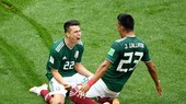 Hirving Lozano (trái) ăn mừng bàn thắng gây sốc đầu tiên của kỳ giải này. Ảnh: Getty Images