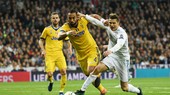 Cristiano Ronaldo (phải) bị kém cặp gắt gao bởi Medhi Benatia tại Champions League mùa qua. Ảnh: Getty Images