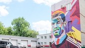 Khách sạn vẽ graffiti nghệ thuật của Ronaldo đối diện với khách sạn Messi ở. Ảnh Twitter.