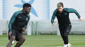 Những bài tập Barca sẽ giúp Samuel Umtiti (trái) ngăn cản Lionel Messi. Ảnh: Getty Images