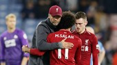 HLV Jurgen Klopp chia sẻ niềm vui chiến thắng cùng học trò. Ảnh: Getty Images