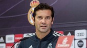 HLV Santiago Solari vẫn đang hồi hộp chờ quyết định từ Real. Ảnh: Getty Images