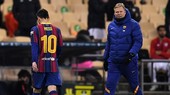 Lionel Messi lầm lũi rời sân còn HLV Ronald Koeman và Bareclona mất danh hiệu. Ảnh: Getty Images