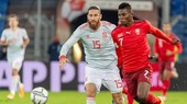 Thụy Sĩ (phải) tấn công khi đối đầu Tây Ban Nha ở Nations League năm ngoái.