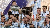 Lionel Messi lần đầu được vinh dự nâng cao danh hiệu cùng đội tuyển Argentina.