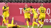 Các cô gái Australia ăn mừng chiến thắng lịch sử.
