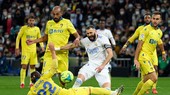Karim Benzema khó khăn trong vòng vây cầu thủ Cadiz.