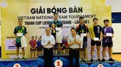 Các VĐV đội tuyển nhận giải sau cuộc tuyển chọn nội bộ. Ảnh:ĐINH QUANG
