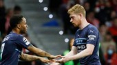 Kevin De Bruyne thất vọng khi chấn thương và nhường chỗ cho Raheem Sterling.
