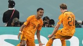 Cody Gakpo và Frenkie de Jong mừng bàn thắng quan trọng.