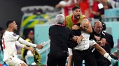 Các học trò vui mừng cùng HLV Walid Regragui.