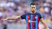Sergio Busquets ở lại Barcelona vì người đồng đội cũ Lionel Messi… không đến Mỹ.