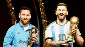 Lionel Messi và bức tượng của mình, vốn sẽ được đặt trong bảo tàng của LĐBĐ Nam Mỹ bên cạnh tượng Pele và Diego Maradona.